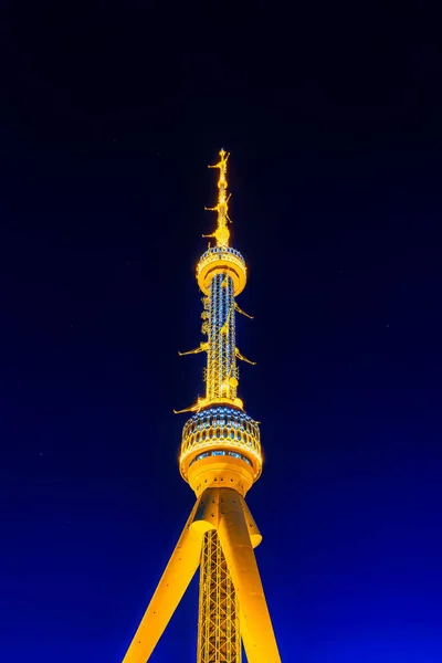 Torre Televisión Tashkent Iluminada Por Iluminación Nocturna Fondo Del Cielo —  Fotos de Stock