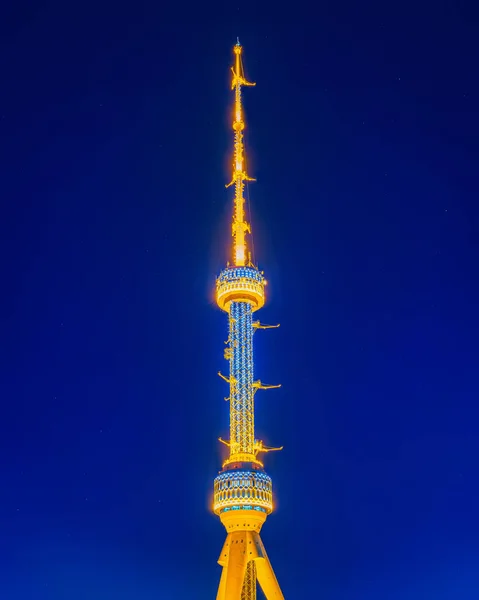 Torre Televisión Tashkent Iluminada Por Iluminación Nocturna Fondo Del Cielo —  Fotos de Stock