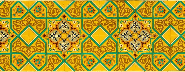タイル上の幾何学的な伝統的なイスラム装飾 セラミックモザイクの断片 デザインの要約背景 — ストック写真