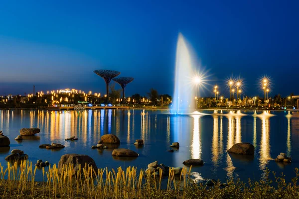 Blurred Splashing Fountain Water Flows Artificial Lake Night Park Lanterns — Stock Photo, Image