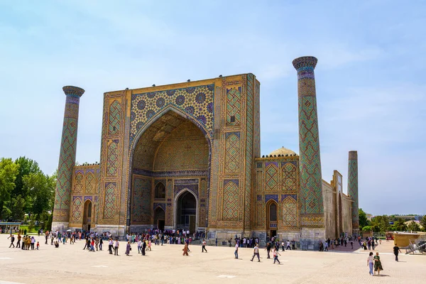 Samarkand Uzbekistan April 2023 Registan Square Ulugbek Madrassah Daytime Famous — Stock Photo, Image