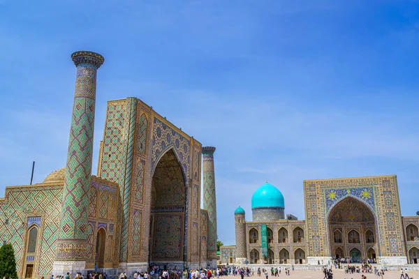 Samarkand Uzbekistan April 2023 Registan Square Ulugbek Madrassah Daytime Famous — Stock Photo, Image