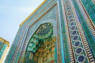 Özbekistan, Semerkant 'taki Amir Temur döneminde, Shakh-I-Zinda' nın antik mozolesi, Yaşayan Kral 'ın Mezarı. Geometrik İslami doğulu süslemelerle süslenmiş bir mezarlık..