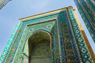 Özbekistan, Semerkant 'taki Amir Temur döneminde, Shakh-I-Zinda' nın antik mozolesi, Yaşayan Kral 'ın Mezarı. Geometrik İslami doğulu süslemelerle süslenmiş bir mezarlık..