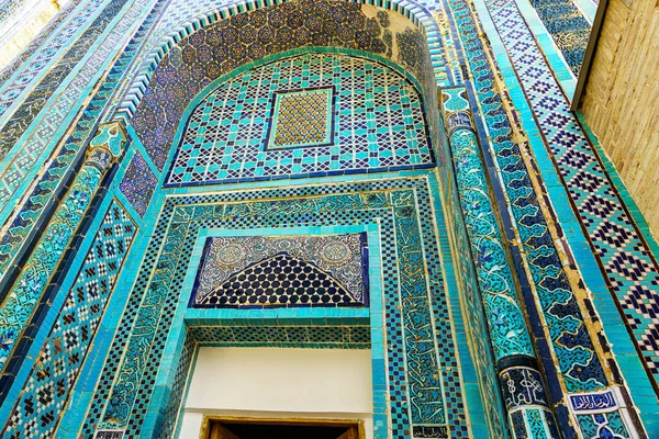 ウズベキスタンのサマルカンドにあるアミール テムールの治世中 生きた王の墓であるシャカ ジンダの古代霊廟 幾何学的なイスラム東洋の装飾が施されたネクロポリスのアーチ — ストック写真