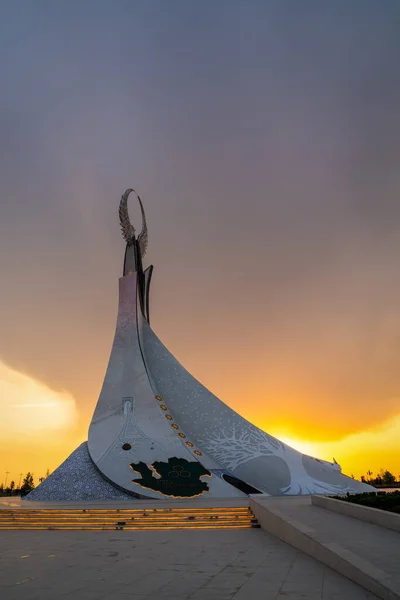 Tashkent May 2023 우즈베키스탄 공원에서 일몰시에 유우머 석양으로 기념비 — 스톡 사진