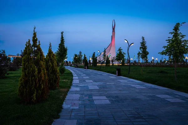 Uzbekistán Tashkent Mayo 2023 Monumento Iluminado Independencia Forma Estela Con — Foto de Stock
