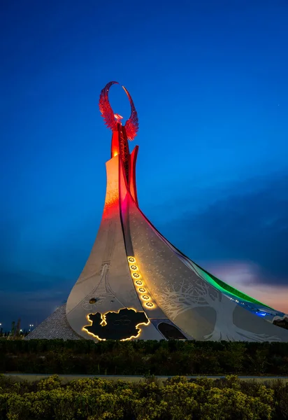 stock image UZBEKISTAN, TASHKENT - MAY 5, 2023: Illuminated monument of independence in the form of a stele with a Humo bird in the New Uzbekistan park at nighttime in spring.