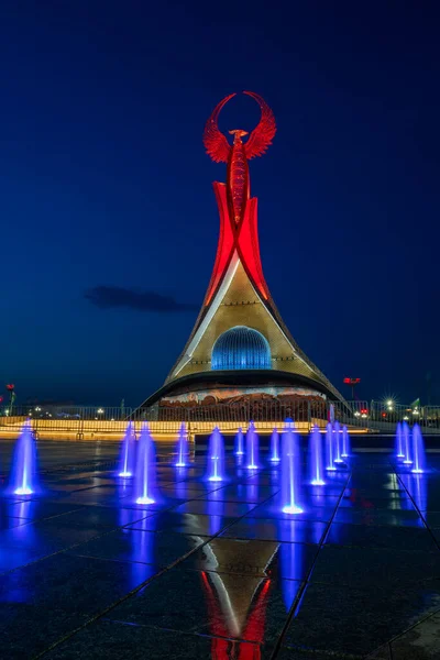 Uzbekistan Tashkent Maj 2023 Oświetlony Pomnik Niepodległości Postaci Steli Ptakiem — Zdjęcie stockowe