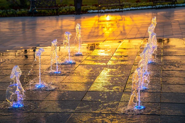 Petites Fontaines Sur Trottoir Éclairées Par Lumière Soleil Coucher Soleil — Photo