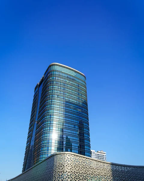 Узбекистан Ташкент Апреля 2023 Года Здание Отеля Хилтон Фоне Голубого — стоковое фото