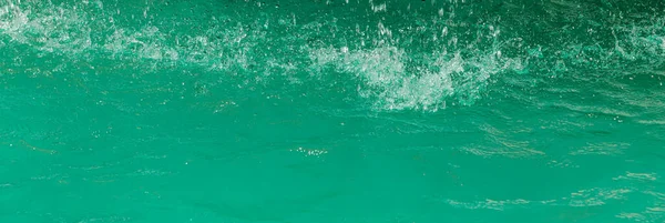 在阳光的照耀下 青绿色的水流和从上面喷出的水花 大自然的背景摘要 — 图库照片