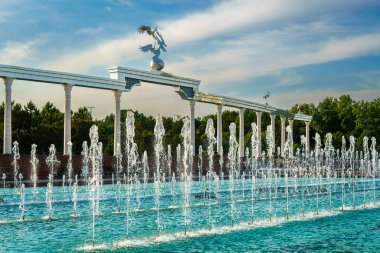 Günbatımında gün batımında gün batımında ya da yazın Bağımsızlık Meydanı 'nda, Taşkent, Özbekistan' da gün ışığıyla aydınlanan çeşmeler ve anıtlar..