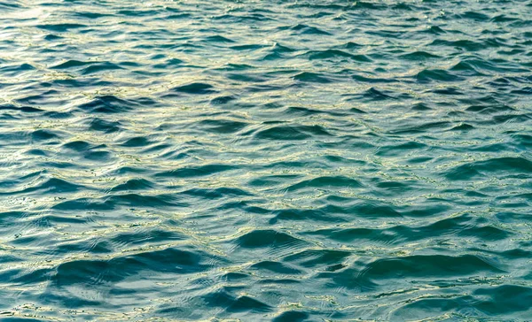 Die Textur Der Wellen Türkisfarbener Farbe Beleuchtet Von Der Sonne — Stockfoto