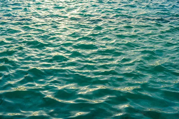 Die Textur Der Wellen Türkisfarbener Farbe Beleuchtet Von Der Sonne — Stockfoto