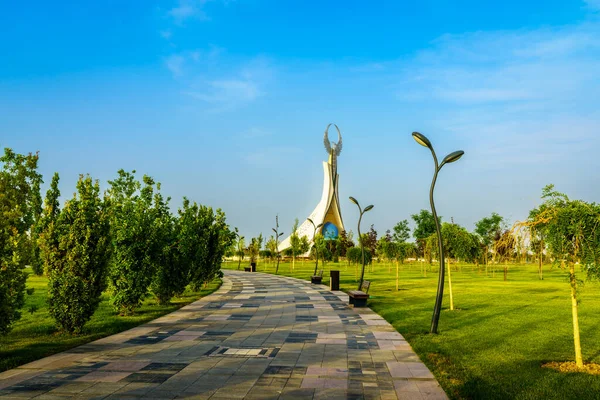 stock image UZBEKISTAN, TASHKENT - MAY 25, 2023: Monument of Independence in the form of a stele with a Humo bird on a sunset in the New Uzbekistan park in spring.