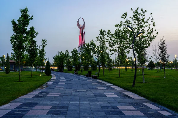 Uzbekistán Tashkent Mayo 2023 Monumento Iluminado Independencia Forma Estela Con — Foto de Stock