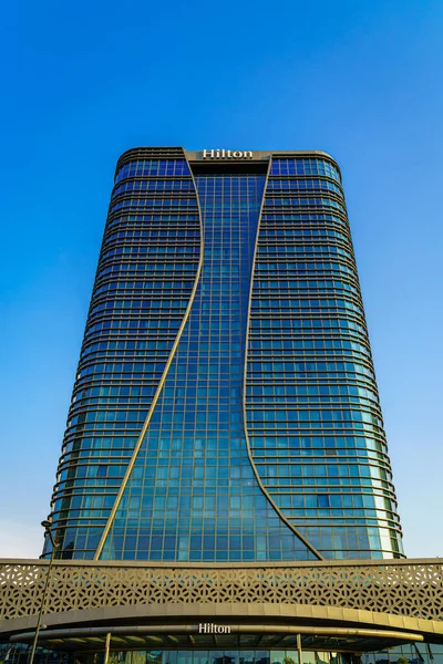 Uzbequistão Tashkent Junho 2023 Edifício Hotel Hilton Iluminado Pelo Pôr — Fotografia de Stock
