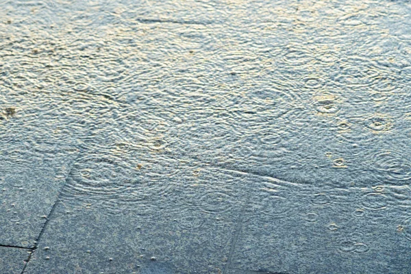 Kawałki Wody Krople Deszczu Mokrych Płytach Chodnikowych Koncepcja Pogody Deszczowej — Zdjęcie stockowe