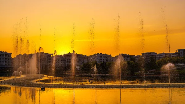 Grote Fonteinen Kunstmatige Vijver Verlicht Door Zonlicht Bij Zonsondergang Tasjkent — Stockfoto