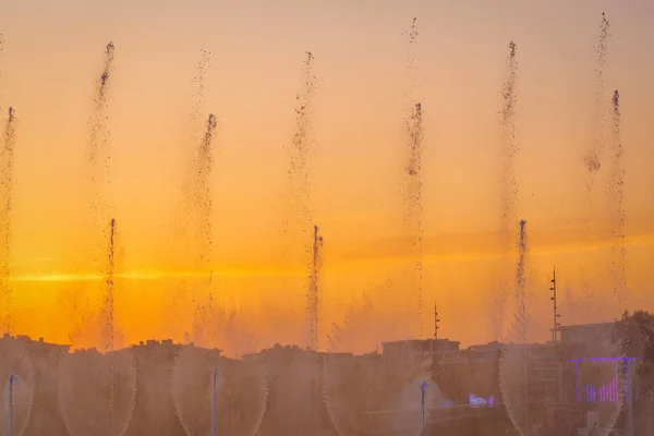 Große Fontänen Auf Dem Künstlichen Teich Bei Sonnenuntergang Taschkent Stadtpark — Stockfoto