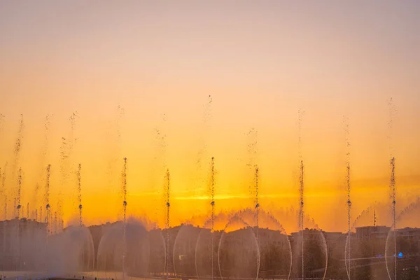 夏天的傍晚 塔什干城市公园里 人工池塘上的大喷泉被夕阳西下的阳光照亮着 — 图库照片