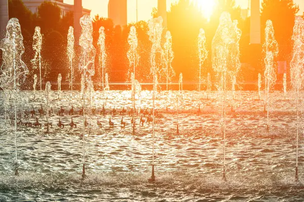 Rangées Fontaines Éclairées Par Lumière Soleil Coucher Lever Soleil Dans — Photo