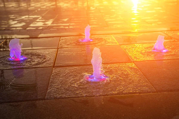 Małe Fontanny Chodniku Oświetlone Światłem Słonecznym Zachodzie Słońca Lub Wschodzie — Zdjęcie stockowe