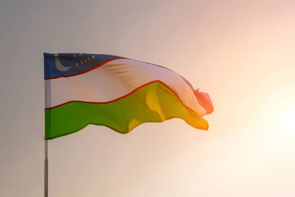 Bandera Uzbekistán Ondeando Sobre Atardecer Amanecer Dramático Cielo Nublado Fondo — Foto de Stock