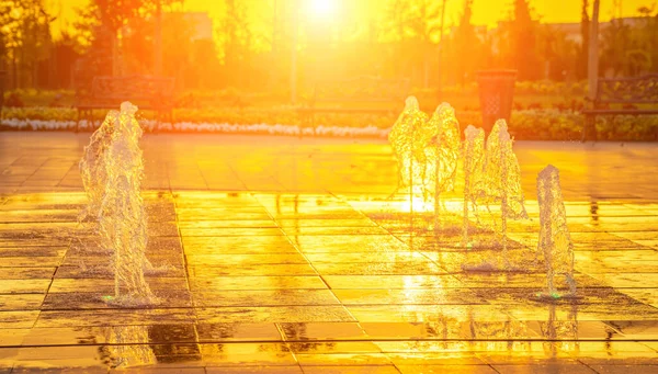 Malé Fontány Chodníku Osvětlené Slunečním Svitem Při Západu Slunce Nebo — Stock fotografie