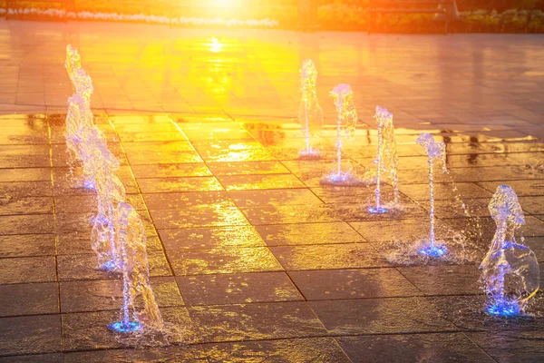 Kis Szökőkutak Járdán Napfénytől Megvilágítva Napnyugtakor Vagy Napkeltekor Parkban Nyáron — Stock Fotó
