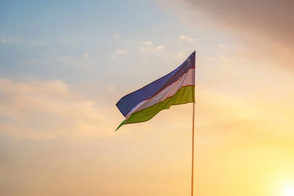 Прапори Узбекистану Махають Заході Або Сході Сонця Яскраво Затьмарюють Небо — стокове фото
