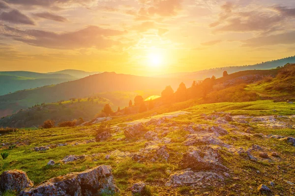 Güneşin Sisli Batışı Şafak Vakti Dağlarda Çimlerle Kaplı Bulutlu Dramatik — Stok fotoğraf