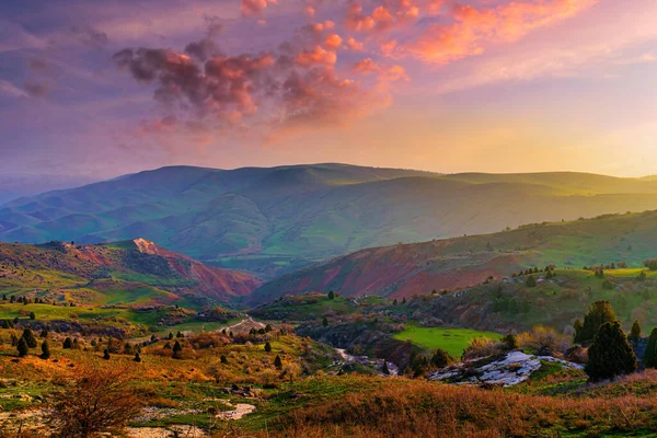 Puesta Sol Brumosa Amanecer Las Montañas Cubiertas Hierba Cielo Dramático — Foto de Stock