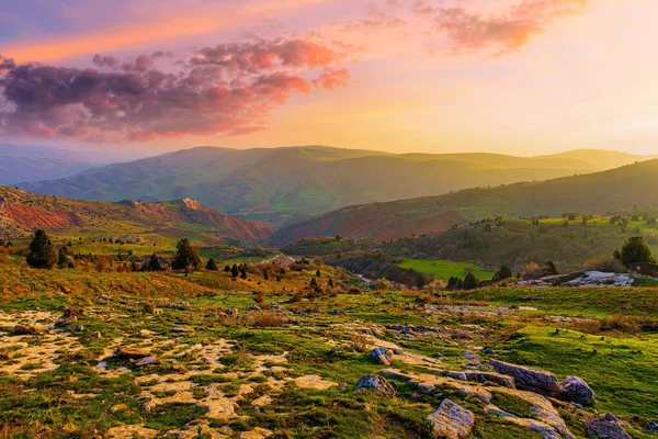 Güneşin Sisli Batışı Şafak Vakti Dağlarda Çimlerle Kaplı Bulutlu Dramatik — Stok fotoğraf