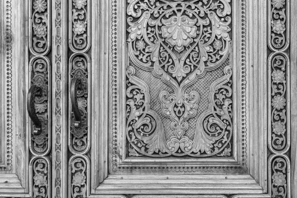 Μαύρο Και Άσπρο Θραύσμα Μιας Αρχαίας Σκαλισμένης Ξύλινης Πόρτας Διακοσμητικό — Φωτογραφία Αρχείου