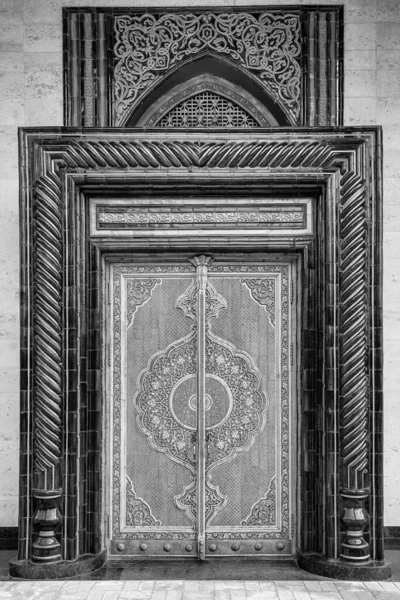 Rzeźbione Zabytkowe Drewniane Drzwi Wzorami Mozaikami Czerń Biel — Zdjęcie stockowe