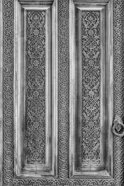Puertas Madera Antiguas Talladas Con Motivos Mosaicos Blanco Negro — Foto de Stock