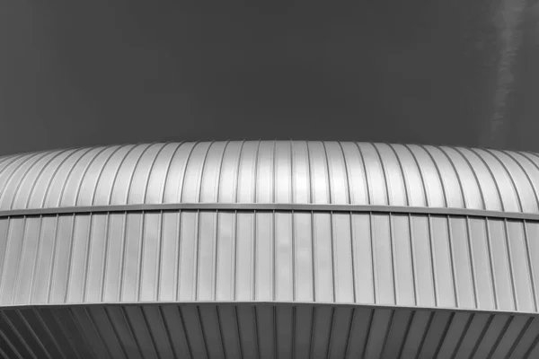 Schwarz Weißes Fragment Eines Modernen Gebäudes Das Mit Aluminiumblechen Verkleidet — Stockfoto