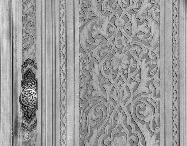 Černobílé Vyřezávané Starožitné Dřevěné Dveře Vzory Mozaikami — Stock fotografie