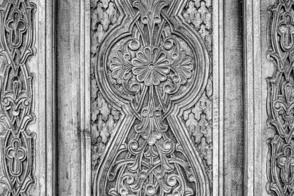 Černobílé Vyřezávané Starožitné Dřevěné Dveře Vzory Mozaikami — Stock fotografie