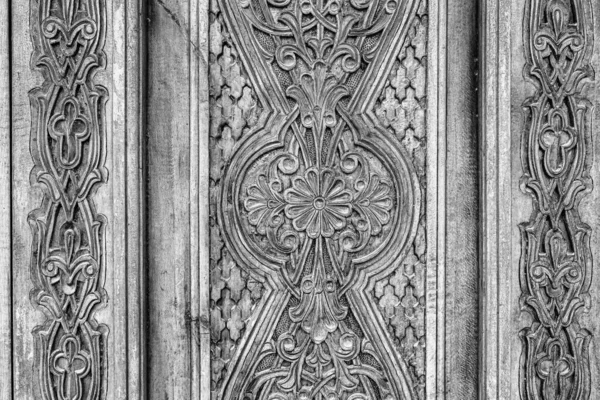 Schwarz Weiß Geschnitzte Antike Holztüren Mit Mustern Und Mosaiken — Stockfoto