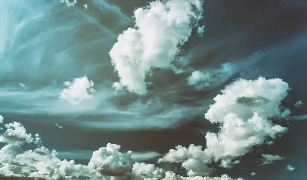 Білі Кумули Блакитному Небі Хмарний Фон Неба Естетика Старовинного Фільму — стокове фото