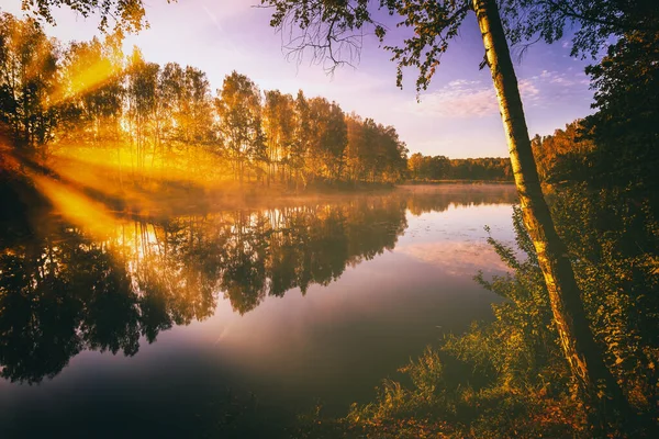 Αυγή Μια Λίμνη Ποτάμι Ένα Δραματικό Συννεφιασμένο Ουρανό Αντανακλάται Στο — Φωτογραφία Αρχείου