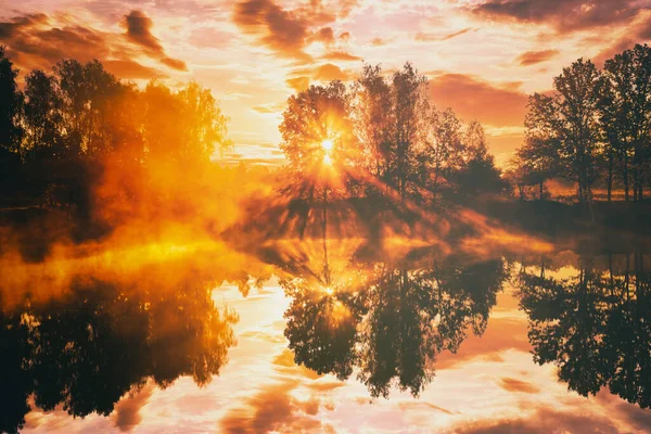 Aube Sur Lac Une Rivière Avec Ciel Nuageux Spectaculaire Reflété — Photo
