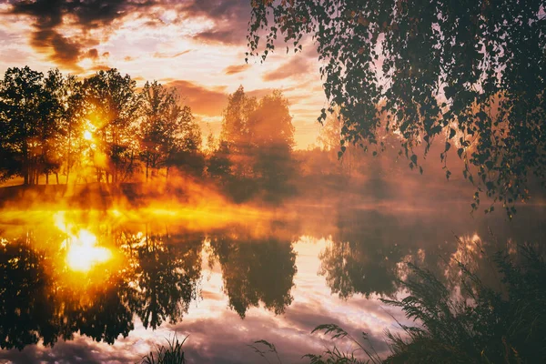 Morgendämmerung Einem See Oder Fluss Mit Einem Dramatischen Wolkenverhangenen Himmel — Stockfoto