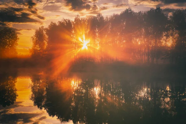 Morgendämmerung Einem See Oder Fluss Mit Einem Dramatischen Wolkenverhangenen Himmel — Stockfoto
