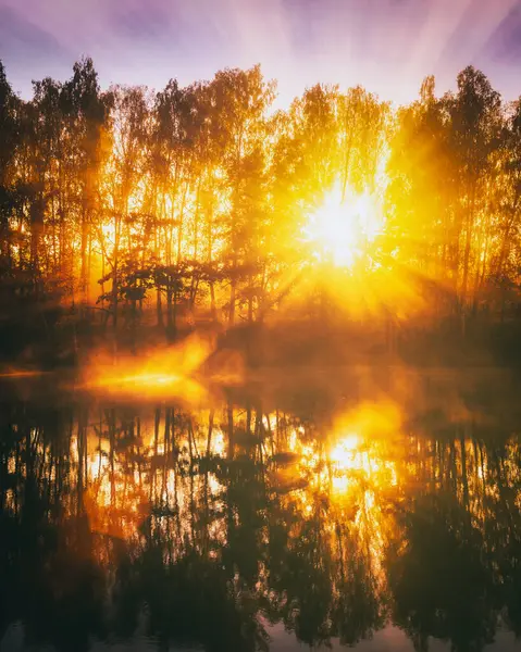 Aube Sur Lac Une Rivière Avec Ciel Nuageux Spectaculaire Reflété — Photo