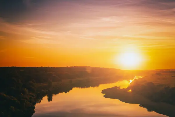 Sonnenaufgang Oder Sonnenuntergang Einem See Oder Fluss Mit Dramatischen Wolkenverhangenen — Stockfoto