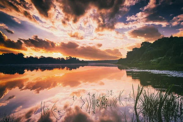 Zonsopkomst Zonsondergang Een Meer Rivier Met Dramatische Bewolkte Lucht Reflectie — Stockfoto